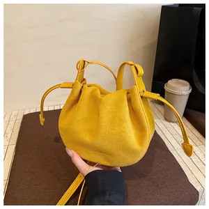 Detail der gelben Falten-Beuteltasche mit Kordelzug und FASHION & BAGS Logo