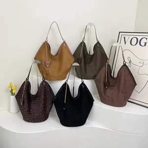 Sacs cabas minimalistes en daim mat déclinés en plusieurs tons et motif léopard