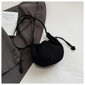 Detail der schwarzen Hobo-Tasche mit Falten, Matt-Finish und verstellbarem Riemen im Alltag