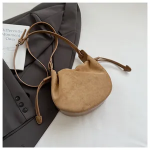 Detail der gerafften Cloud-Tasche aus camelfarbenem Wildleder mit Kordelzugverschluss