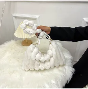 Gros plan détaillé sur la texture en fausse fourrure blanche et le motif matelassé