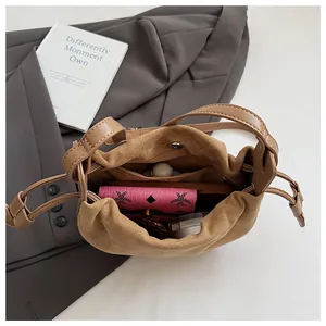 Draufsicht auf das Innere der braunen Wildleder-Beuteltasche mit Lederriemen und Reißverschluss
