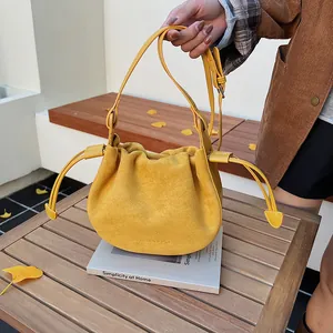 Schicke gelbe Wildleder-Beuteltasche mit Kordelzug und herbstlichen Ginkgoblättern