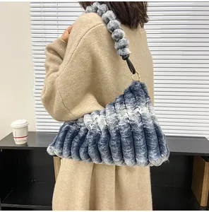 Détail du sac à bandoulière en peluche dégradé bleu avec texture en fausse fourrure