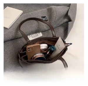 Draufsicht auf das Innenleben der großen braunen Ledertasche mit Platz für den täglichen Bedarf