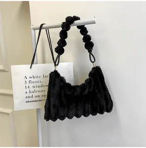 Détails du sac à main noir en peluche avec poignée bulle et texture plissée chic