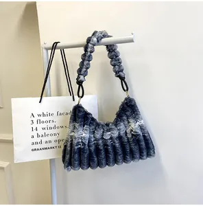 Gros plan détaillé d'un sac à main en fausse fourrure avec texture froncée élégante