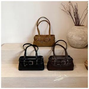 Minimalistische Vintage-Schultertaschen in Camel, Schwarz und Braun auf Steinsockeln