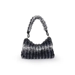 Sac sous le bras en fausse fourrure de lapin avec dégradé gris et rayures
