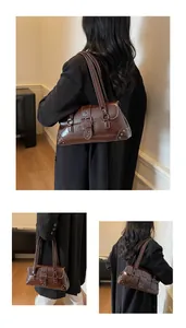 Vue détaillée du sac vintage en cuir PU marron avec rivets métalliques et boucles réglables