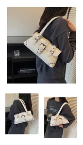 Détails du sac à bandoulière vintage blanc avec rivets noirs et boucles doubles
