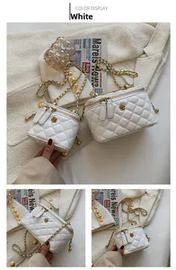 Détail du sac bandoulière blanc matelassé avec logo camélia doré et chaîne