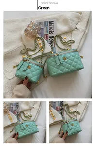 Détail de sacs matelassés verts avec fermetures éclair fleur dorée sur fond de tweed