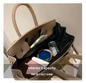 Innenkapazität des khakifarbenen Leder-Shoppers mit Handy und Kosmetik im Detail