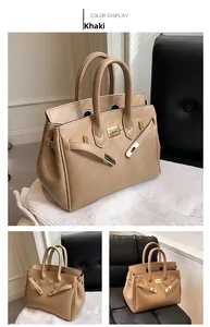 Detailansicht der khakifarbenen Ledertasche mit Lychee-Struktur und Metalldrehverschluss