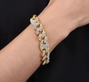 Nahaufnahme der 15mm goldene kubanische Gliederkette mit Strasssteinen am Hals getragen