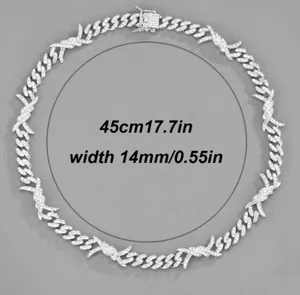 Détail de la chaîne cubaine argentée avec fil barbelé, longueur 45 cm et largeur 14 mm