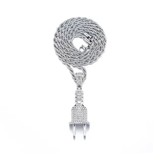 Pendentif fiche argenté serti de strass avec chaîne torsadée pour hommes style hip hop