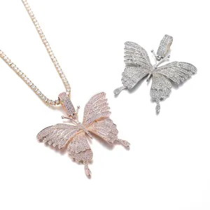Detalle de colgantes de mariposa en oro rosa con piedras rosas y plata con piedras blancas