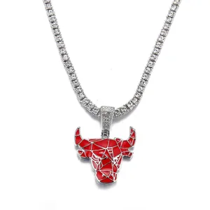 Détail d'une chaîne hip-hop argentée avec pendentif tête de taureau rouge et cristaux