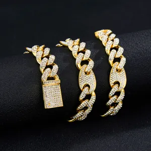 Makro-Detail einer 15mm Gold-Panzerkette mit funkelnden Strasssteinen und Iced-Out-Verschluss