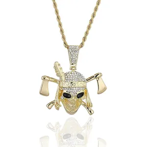 Détail d'un pendentif tête de mort hip hop doré avec strass et chaîne corde
