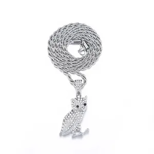 Vue détaillée du pendentif hibou hiphop serti de cristaux sur une chaîne torsadée