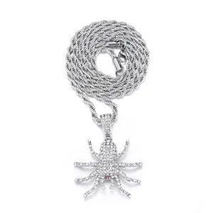 Détail du pendentif araignée hip-hop avec pavé de cristaux et chaîne en maille corde
