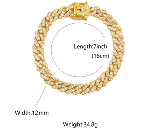 Gros plan sur la gourmette dorée de 12mm avec longueur de 18cm et fermoir à cliquet