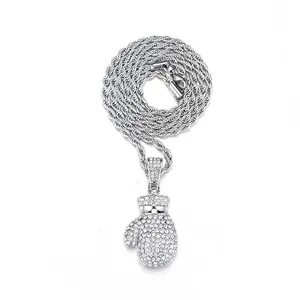 Vue macro du pendentif gant de boxe pavé de cristaux avec chaîne de corde argentée