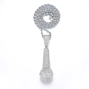 Détail du pendentif micro avec chaîne corde argentée et strass brillants sertis