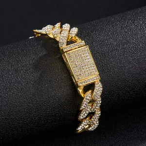 Nahaufnahme der 15mm goldenen kubanischen Kette mit Strasssteinen auf schwarzem Display