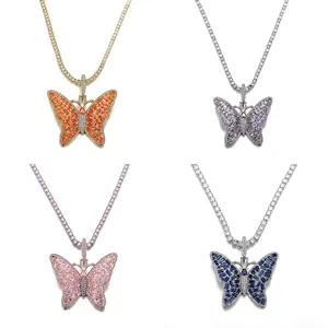 Détail de quatre colliers papillon colorés avec pierres baguette et chaînes en cristal brillant