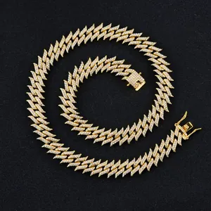 Collier à maillons cubains dorés Iced Out avec cristaux brillants en spirale