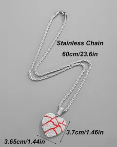 Détail de la chaîne en acier 60cm avec pendentif cœur brisé rouge incrusté de strass