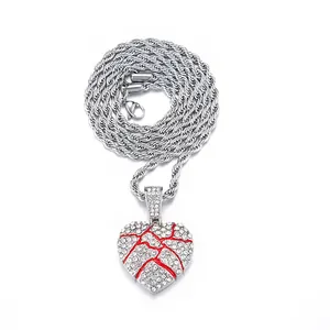 Détail du pendentif cœur brisé avec diamants pavés et fissures rouges sur chaîne corde