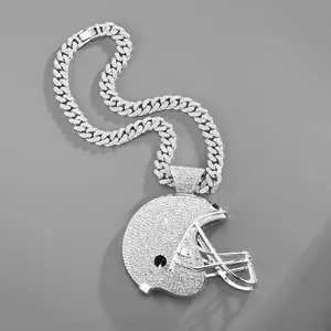 Detail eines luxuriösen American Football Helm Anhängers mit Zirkonia an Cuban-Kette