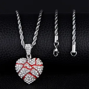 Vue macro du pendentif cœur brisé serti de strass et émail rouge sur chaîne torsadée