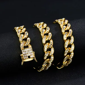 Vue détaillée du collier Cuban Link doré de 15mm avec des cristaux de zircone cubique baguette