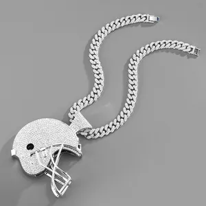 Makroaufnahme des eisgekühlten American Football Helm-Anhängers an einer dicken Kette