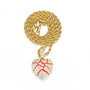 Détail du pendentif cœur brisé hip-hop avec émail rouge et chaîne corde dorée