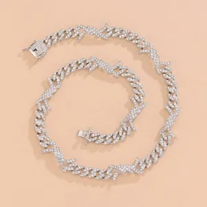 Collier chaîne cubaine 15mm argentée avec maillons épines et pavé de strass brillants