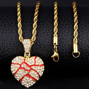 Détail du pendentif cœur brisé hip hop glacé avec fissures rouges sur chaîne dorée