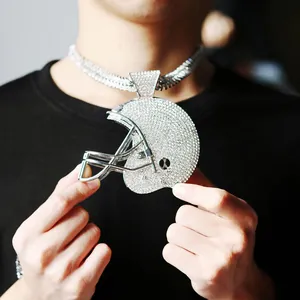 Luxuriöser American Football Helm Anhänger mit einer schweren Cuban Link Kette