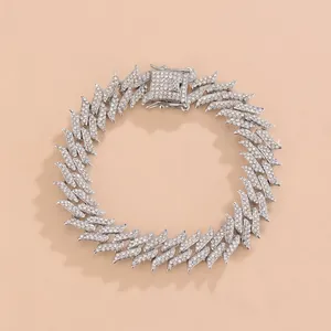 Détail des cristaux blancs sertis sur le bracelet à maillons argentés style hip-hop