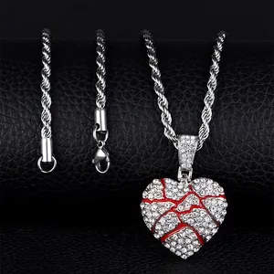Collier hip hop avec pendentif cœur brisé glacé, accents rouges et chaîne de corde