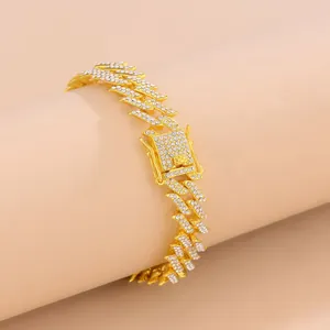 Gros plan d'un bracelet hip hop cubain doré avec maillons zigzag sertis de zircons brillants