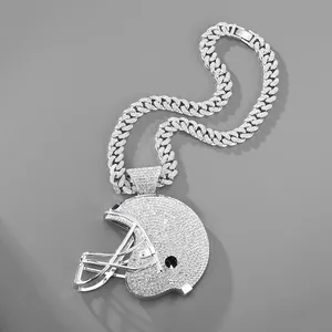 Luxuriöser übergroßer Football-Helm Anhänger mit glitzernder Cuban Link Kette Halskette