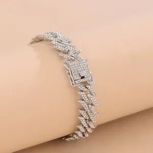 Détail du collier hip-hop argenté serti de strass brillants et fermoir carré poli