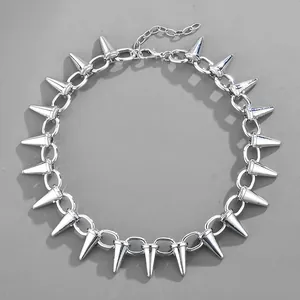 Vista piatta della collana punk argento con borchie, chiusura a moschettone e catena